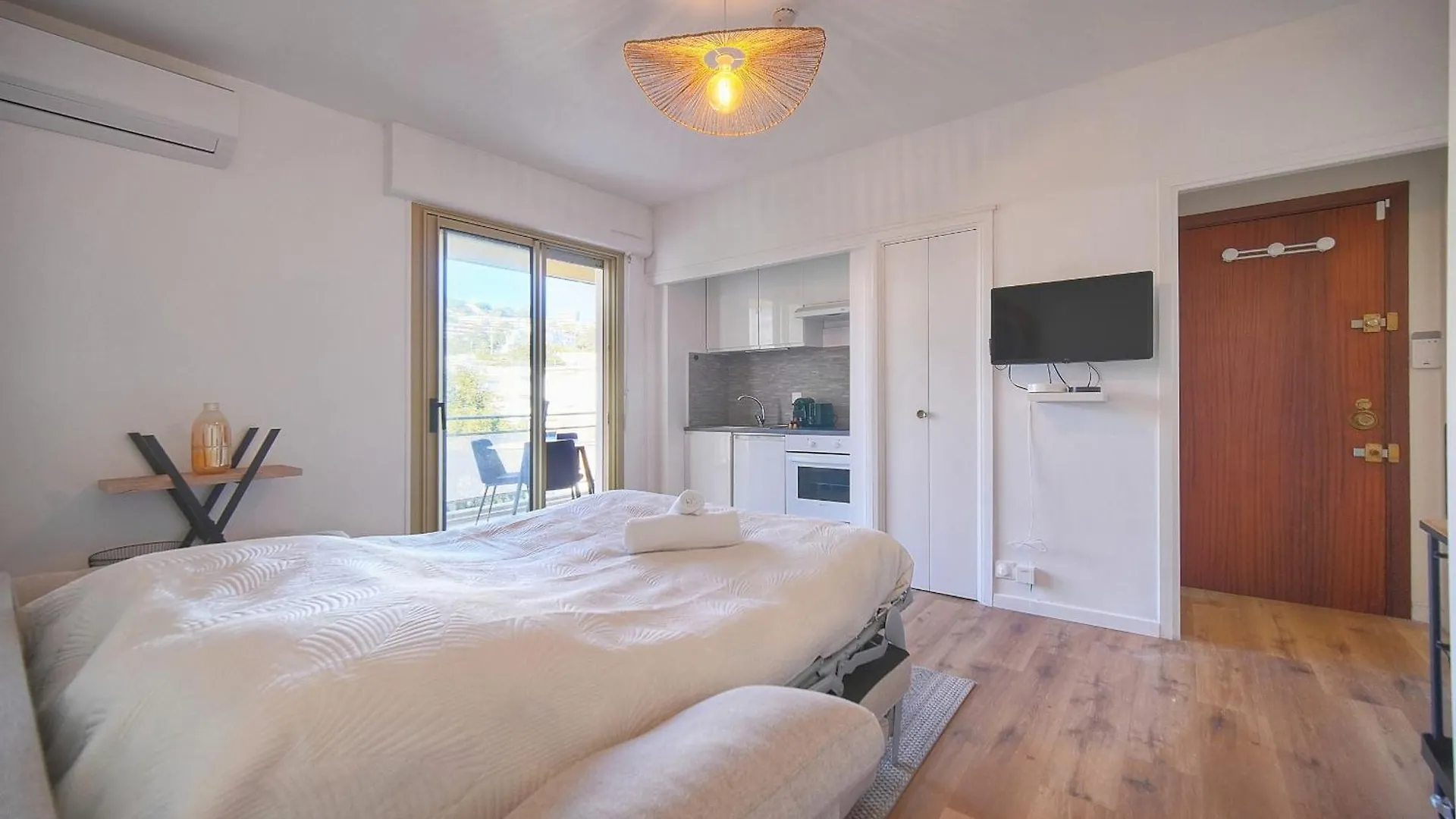 Studio Lumineux Avec Loggia A0B203 Cannes 0*,  France