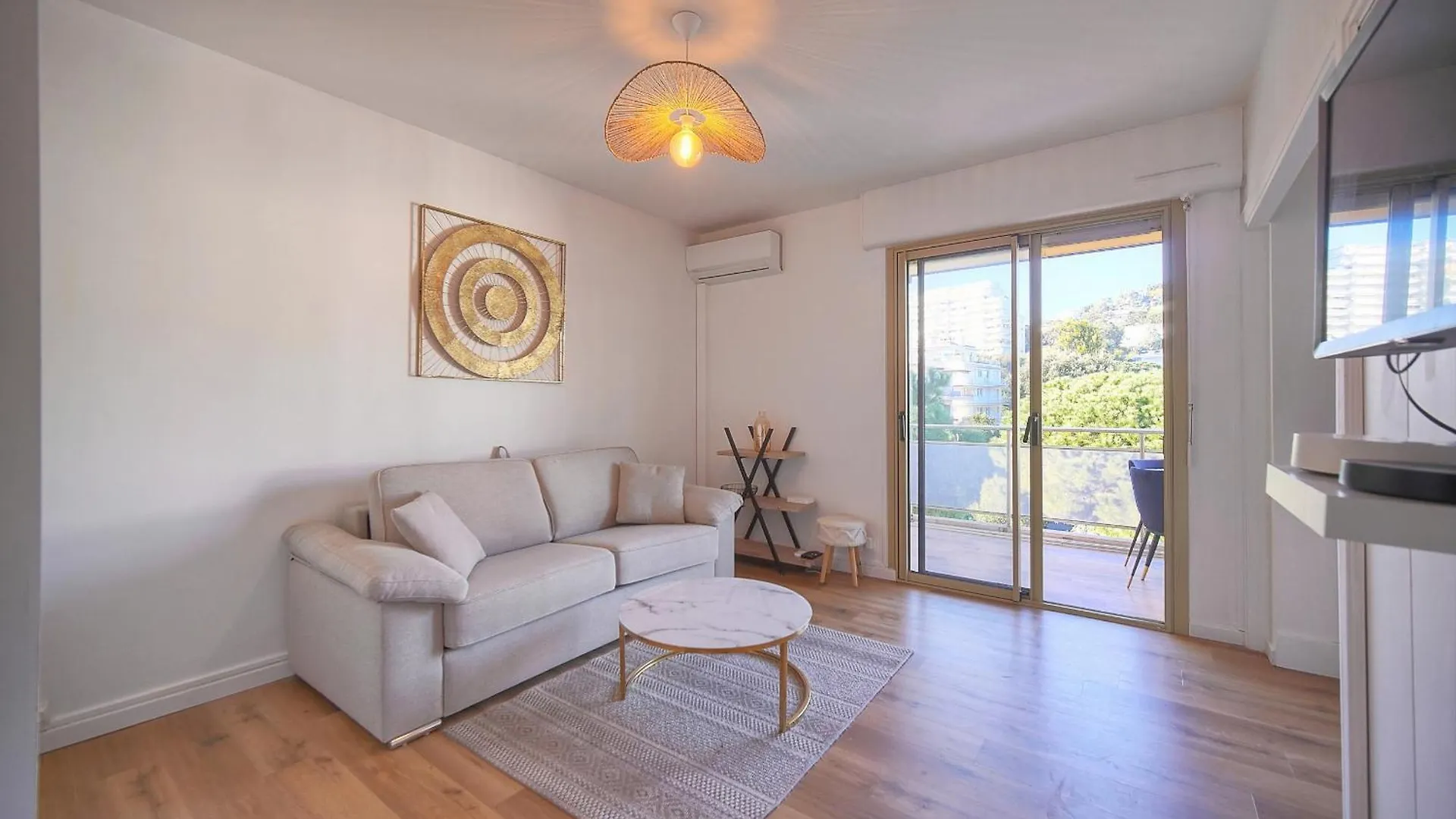 Studio Lumineux Avec Loggia A0B203 contacts