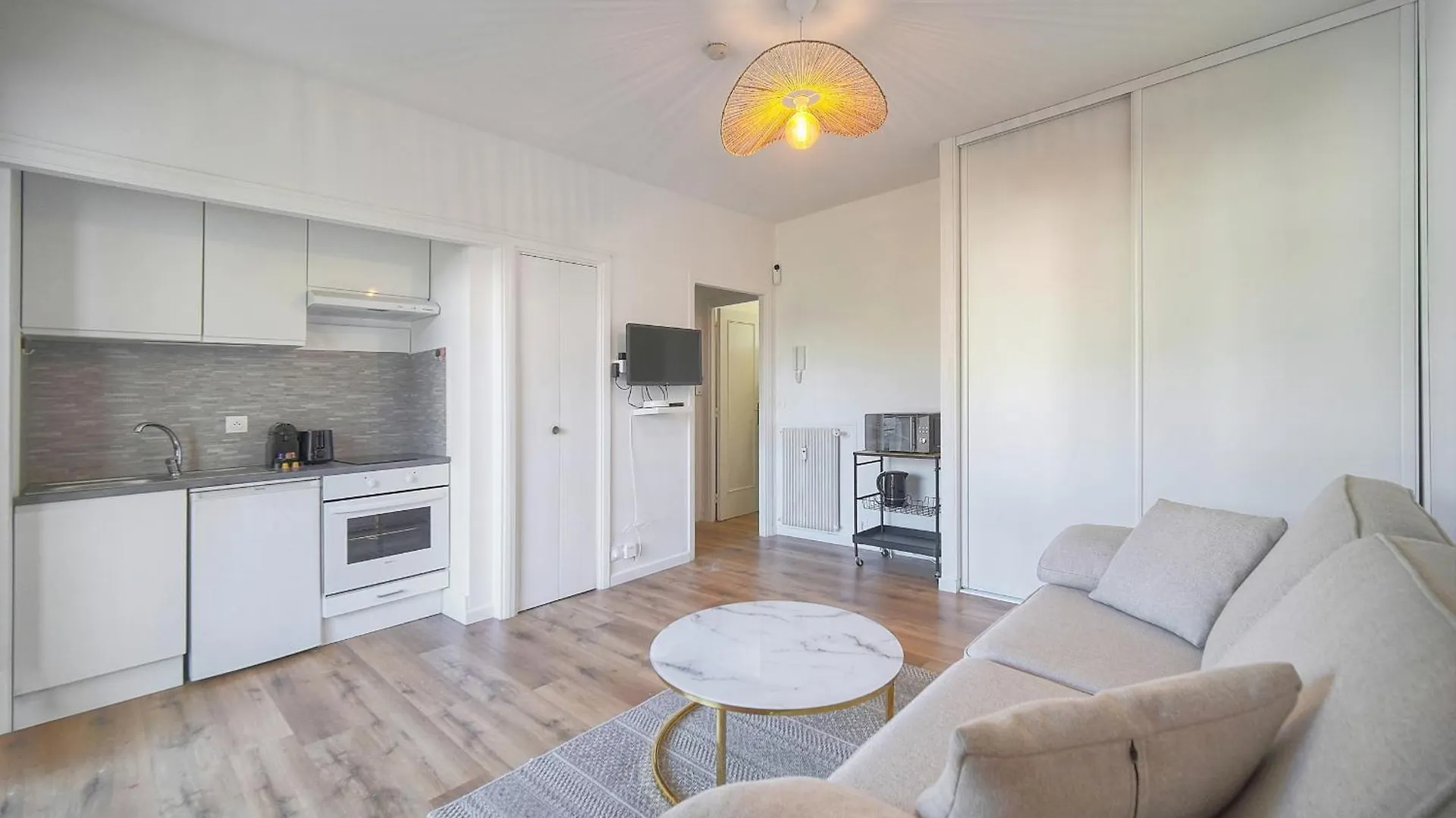 Studio Lumineux Avec Loggia A0B203 Cannes Apartment